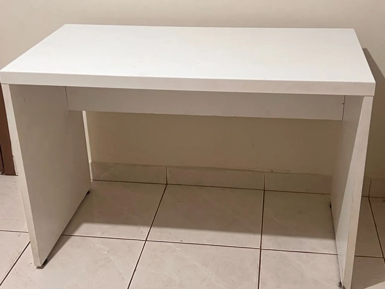 Mesa de computador vendo 
