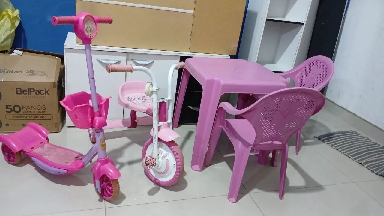 Mesa/ cadeiras e brinquedos 