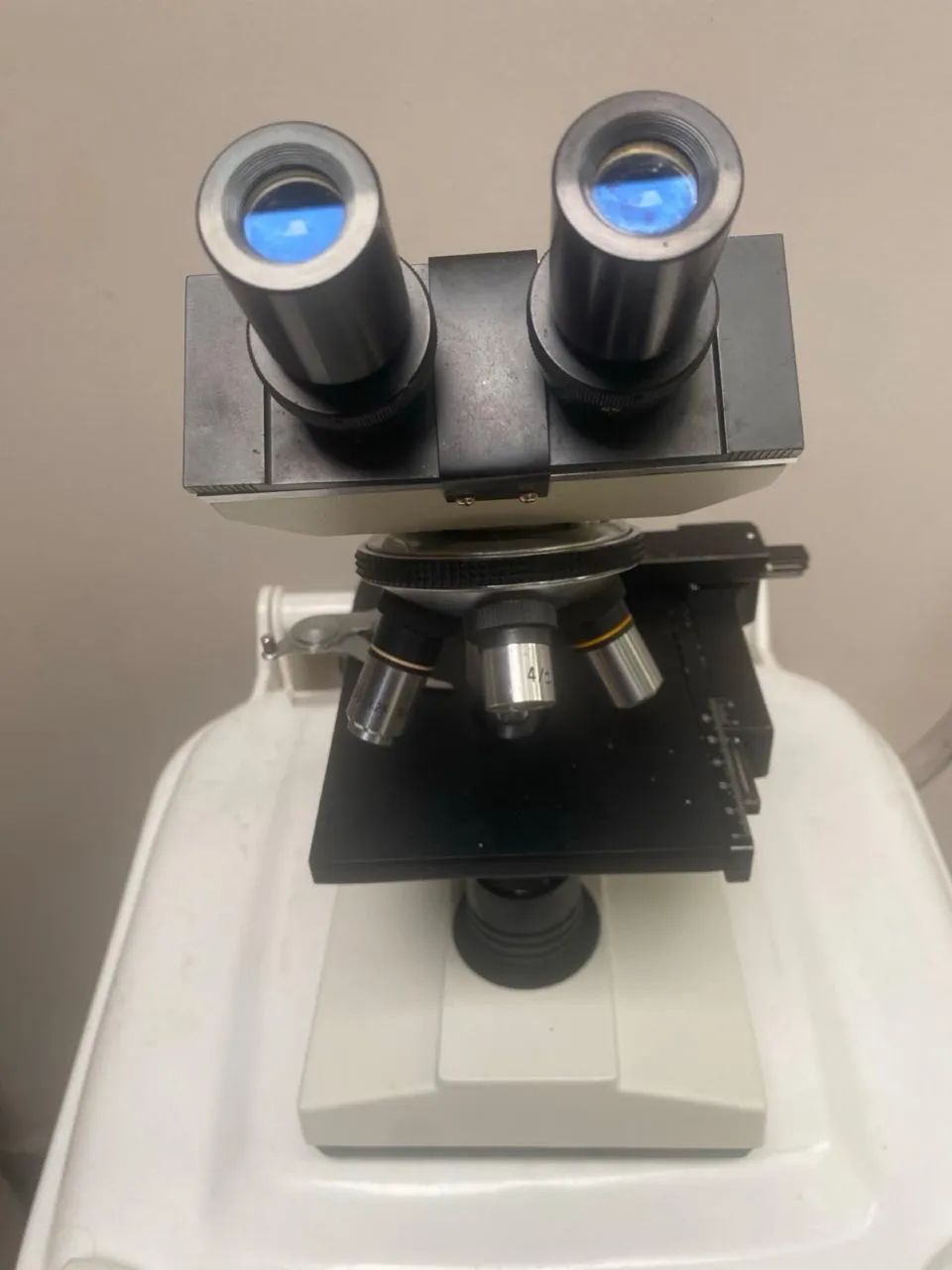 Microscópio binocular 