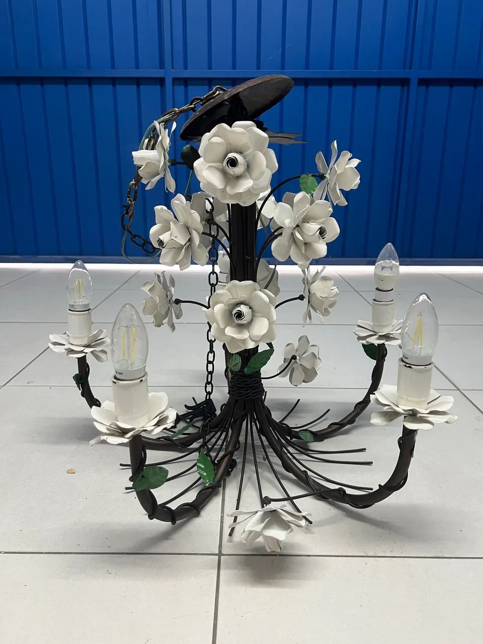 Lustre de ferro rústico com flor 