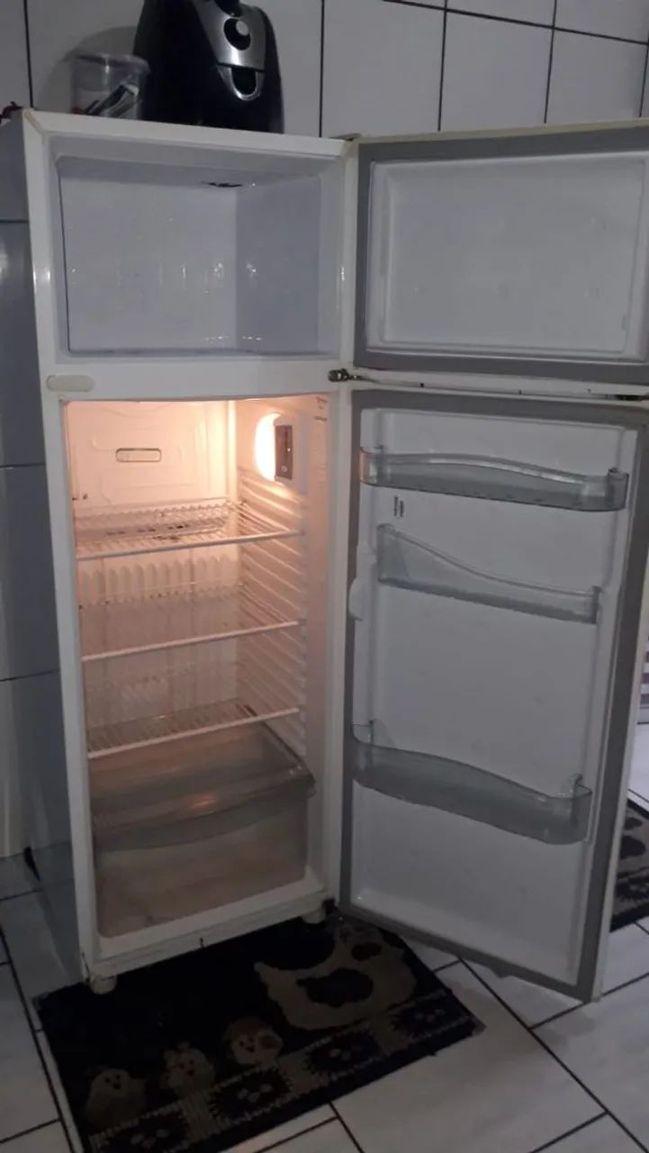 Geladeira Consul funcionando perfeitamente, está branquinha 