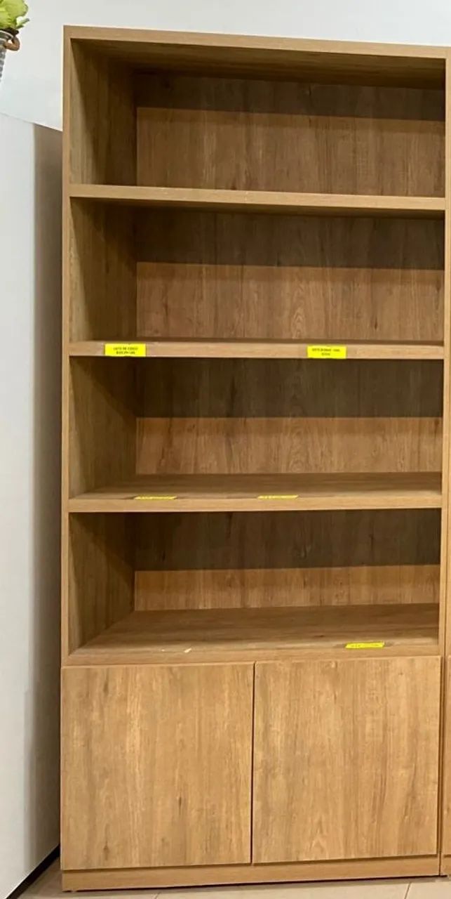 Estante em MDF com armários