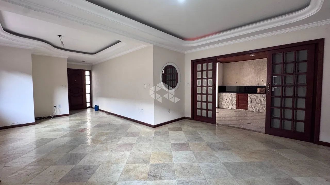 CASA COM 4 QUARTOS SENDO 3 SUITES E 3 VAGAS NO ESTREITO EM FLORIANÓPOLIS