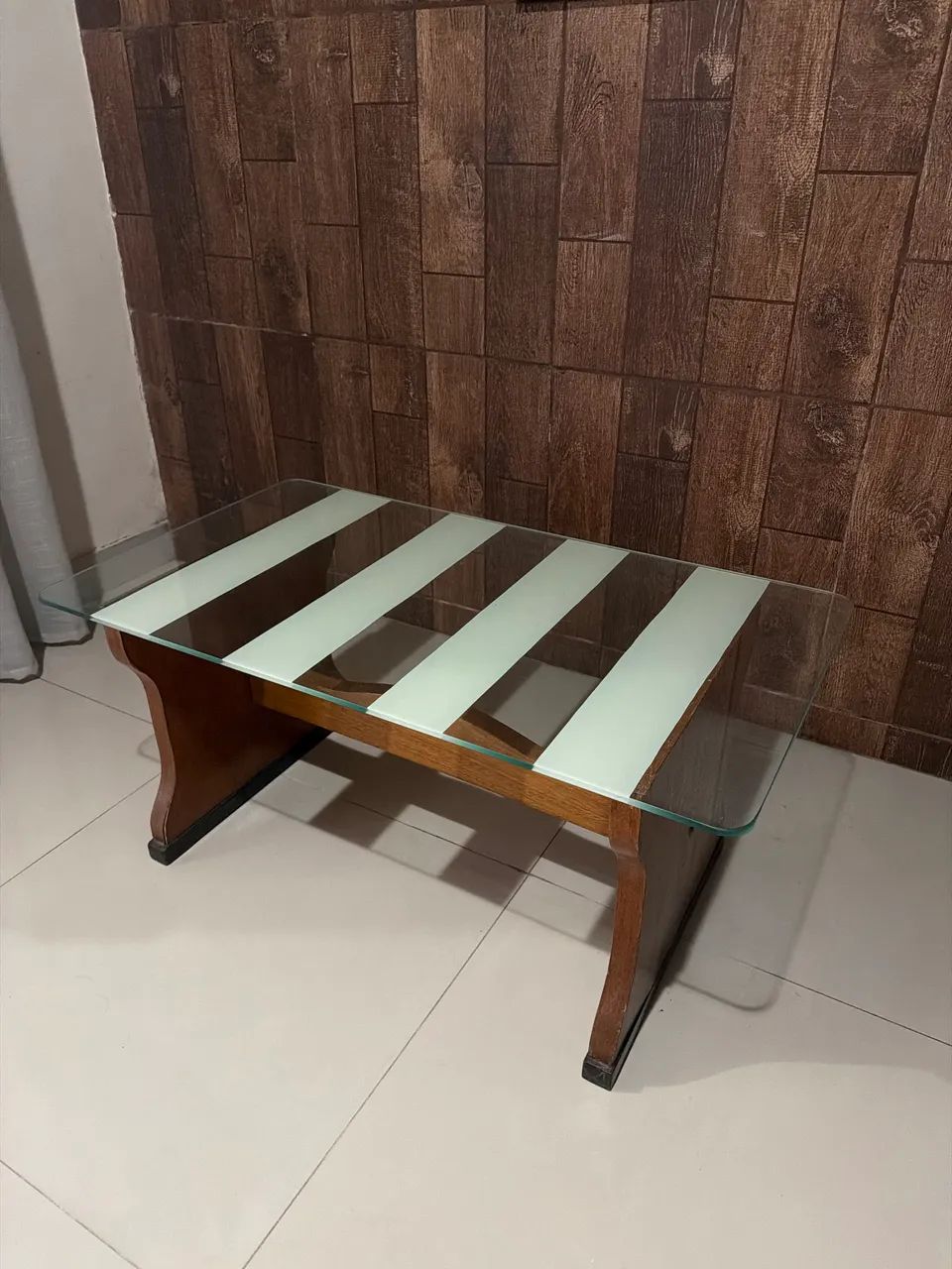 Mesa de centro de madeira e vidro  - Foto 2