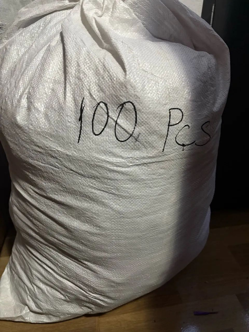 Fardo com 100 peças de roupas pouco usadas