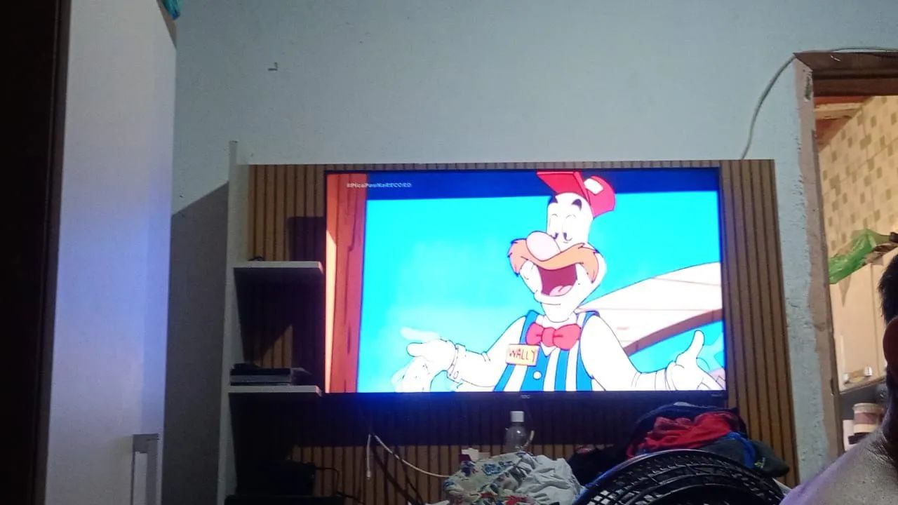 Vendo tv smart com comtrole de voz pouco tempo de uso 32polegadas - Foto 5