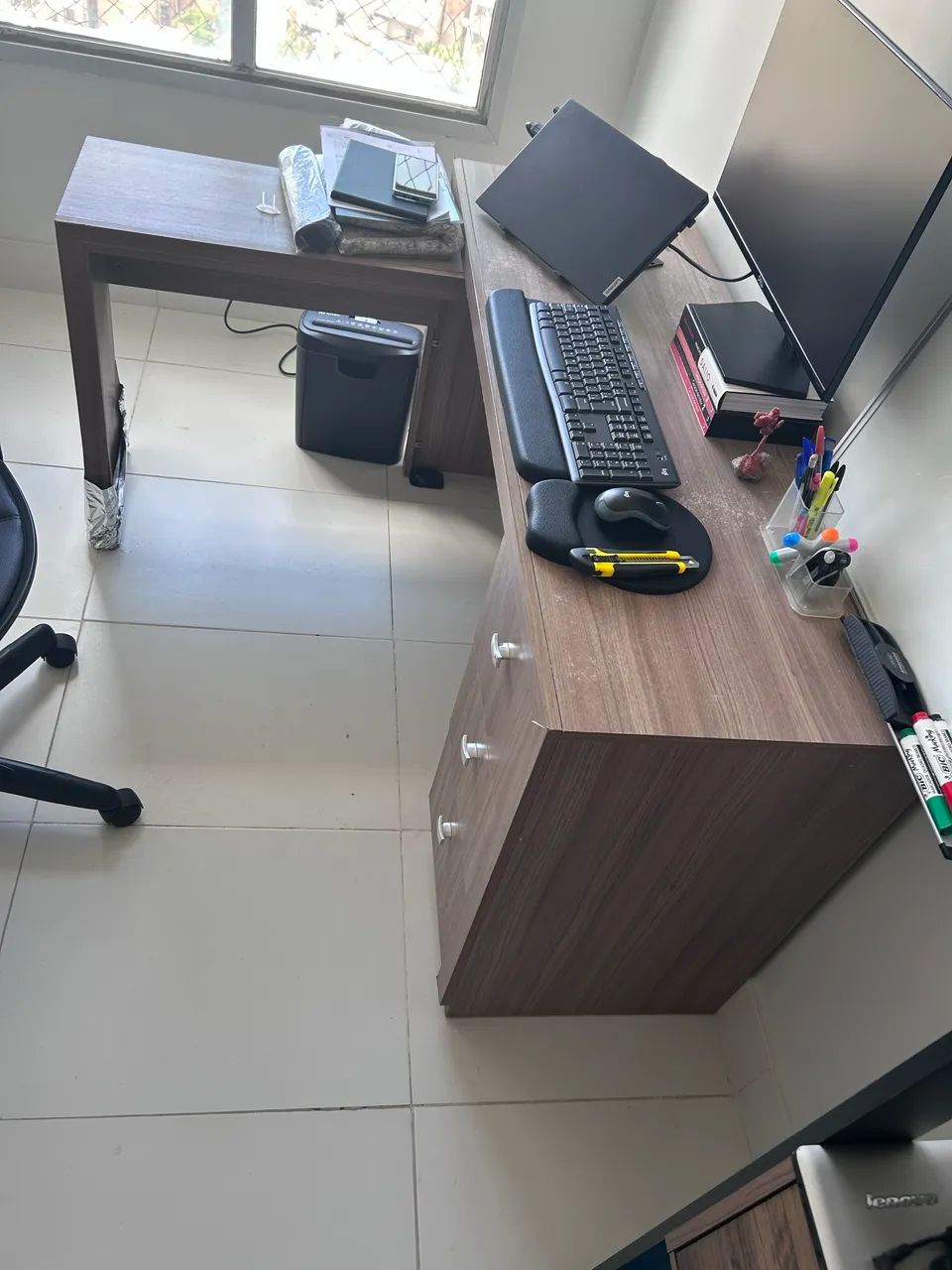 Mesa de escritório em L - com 3 gavetas - Foto 3