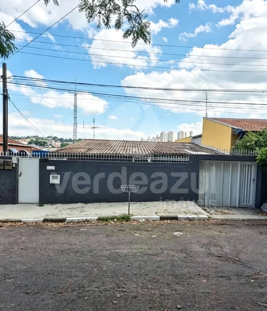 Casa com 4 quartos, varanda, vaga no Jd. Paranapanema em Campinas-SP.