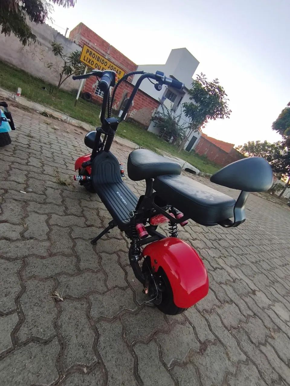 Scooter elétrica mini, com motor de 1000 watts e com bateria 48 volts de lítio 