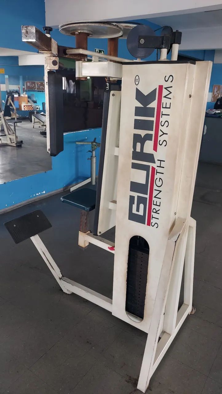Máquina de musculação Peck Deck