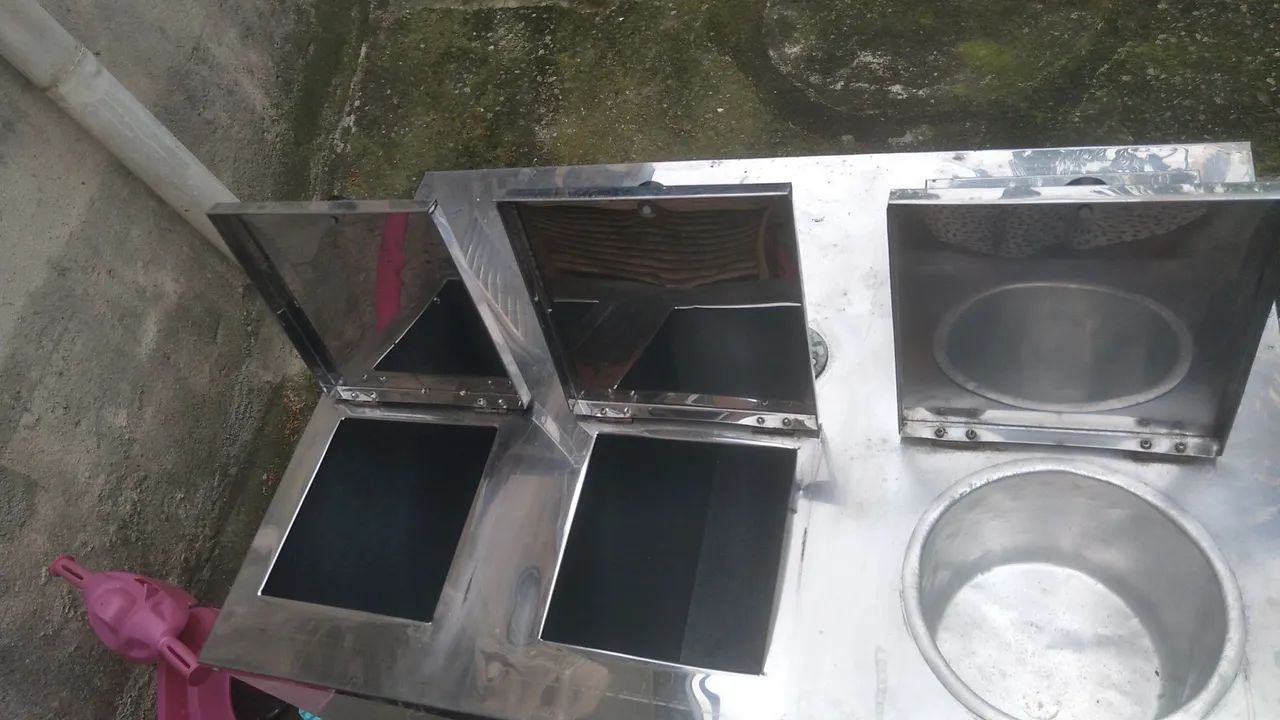 Vendo carrinho de cachorro quente  tem rodinhas em um bom estado - Foto 2