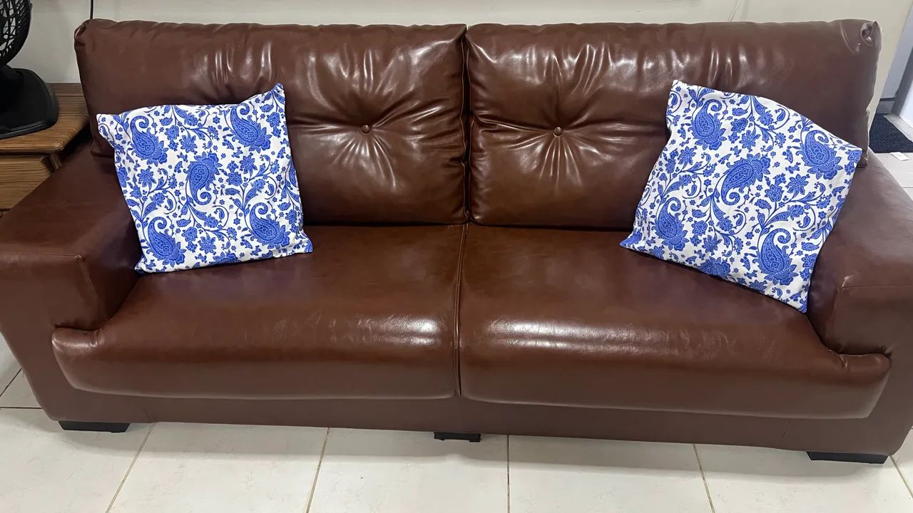 Sofá marrom 3 lugares novo  - Foto 4