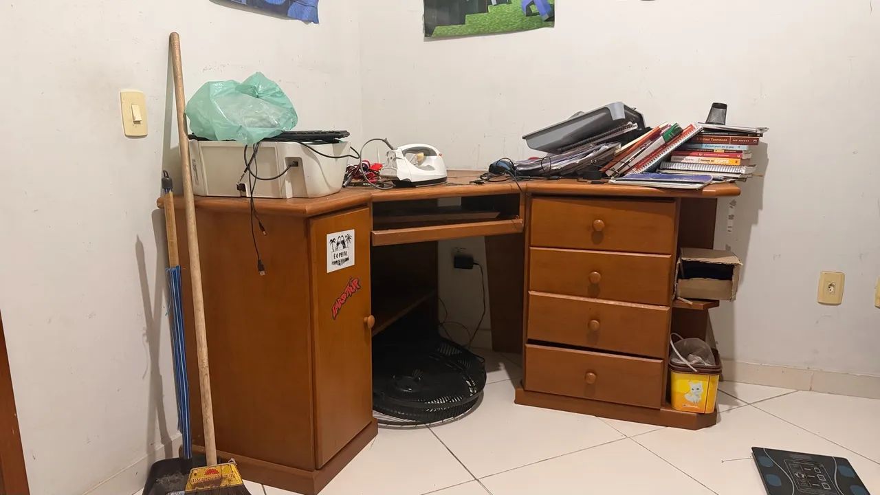 Escrivaninha de canto 