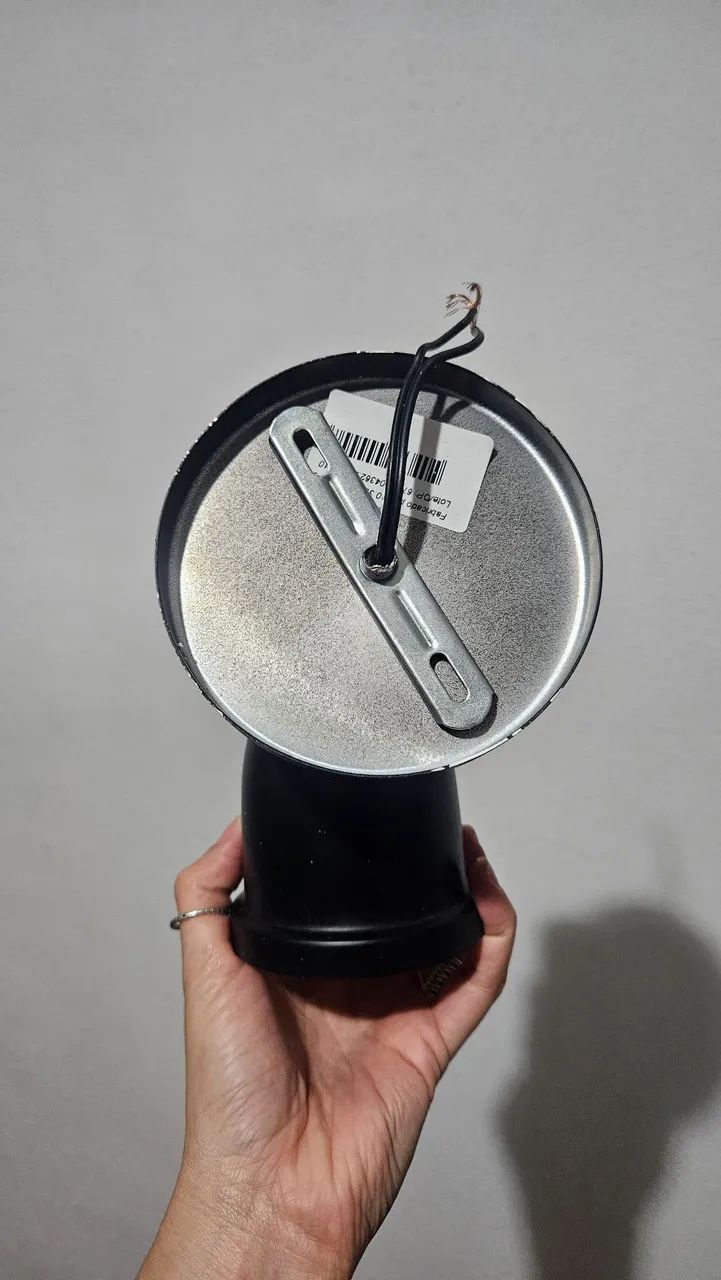 Luminária direcionável preta com bronze  - Foto 4