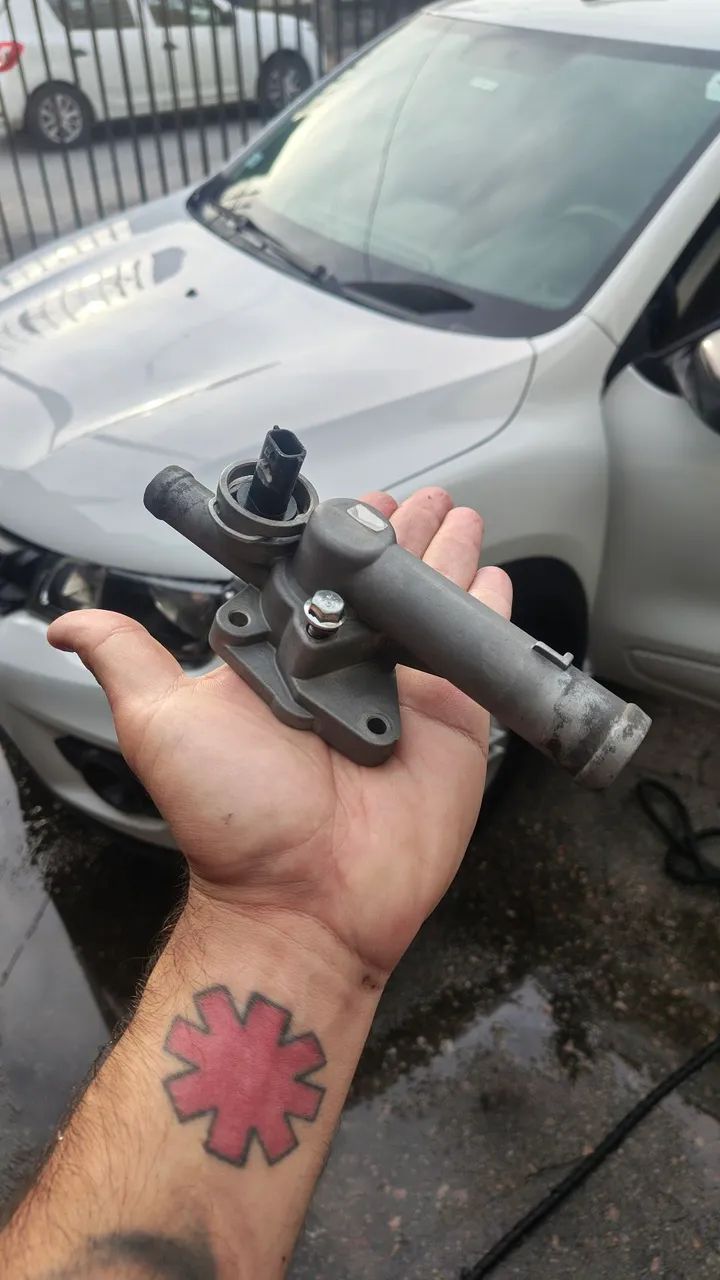 Carcaça da valvula termostatica Renault Kwid  - Foto 4