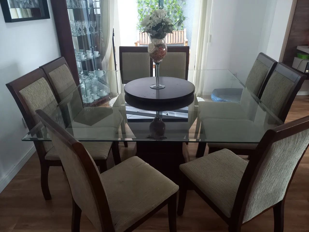 Mesa de jantar com 8 cadeiras em madeira maciça 