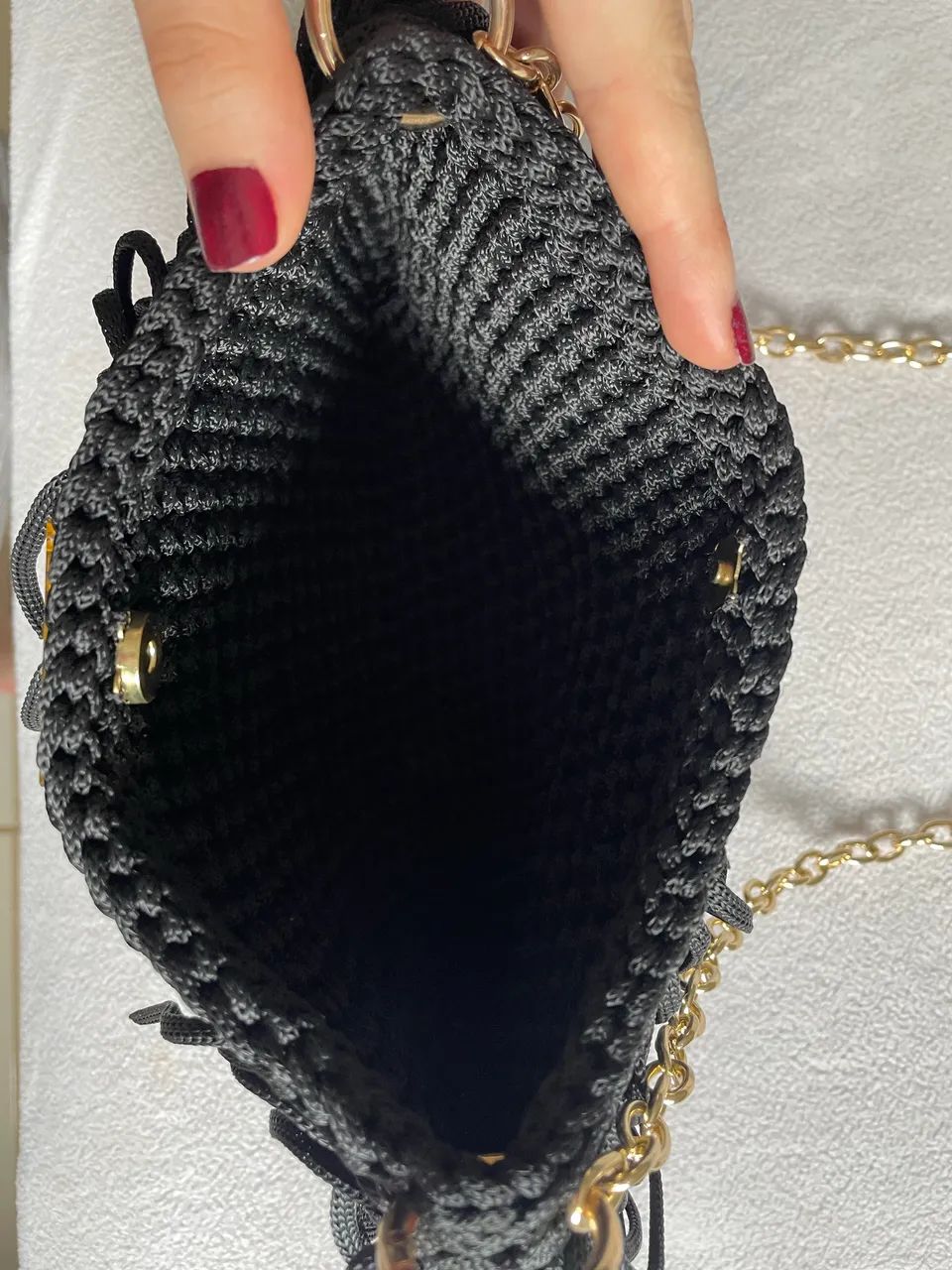 Bolsa artesanal Kasampaio com corrente dourada e franjinhas - Foto 3