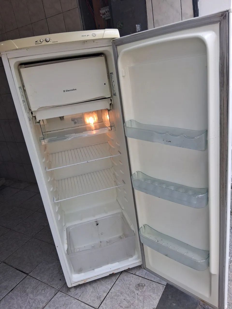 Geladeira Electrolux em uso funcionando perfeitamente  - Foto 4