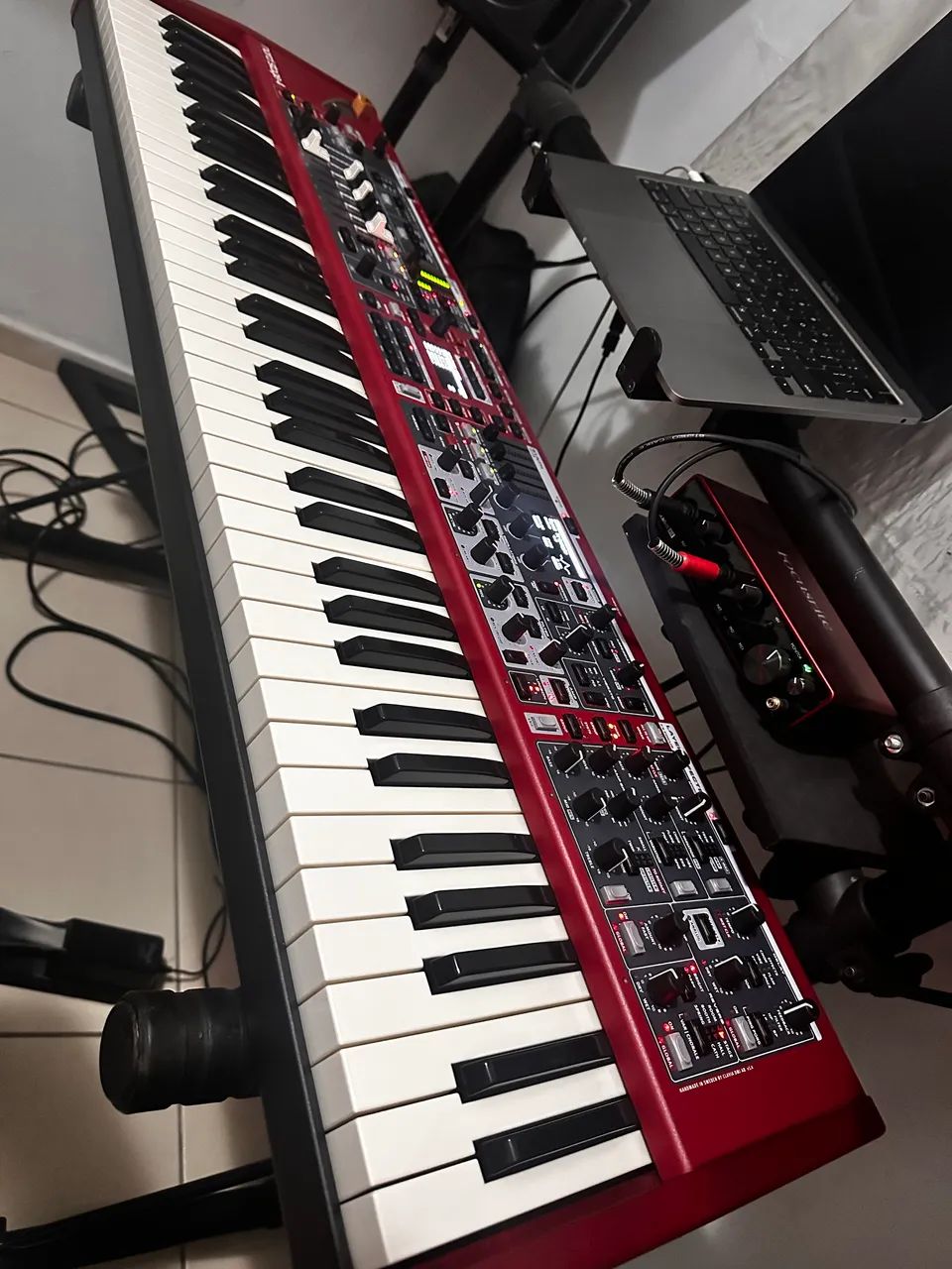 Teclado Nord Stage 4 (Com acessórios)