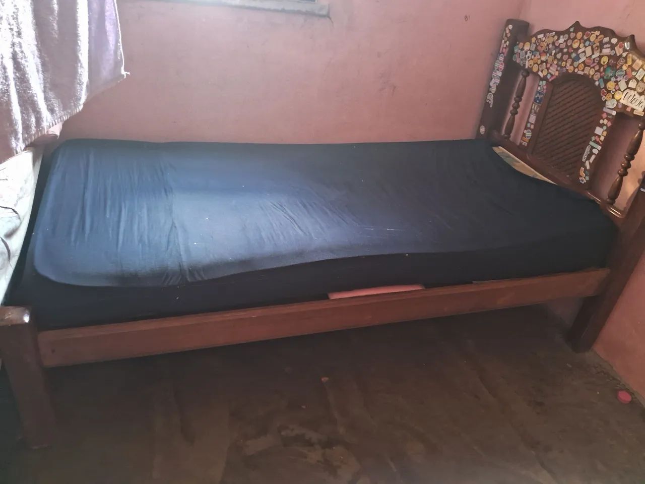 Vendo cama de madeira solteiro