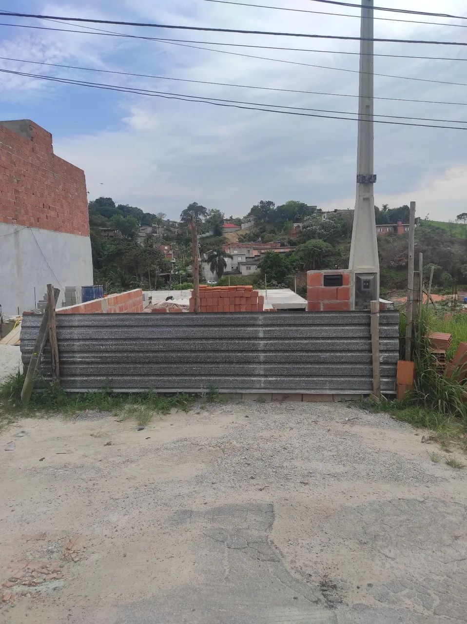 Terreno com casa em construção.