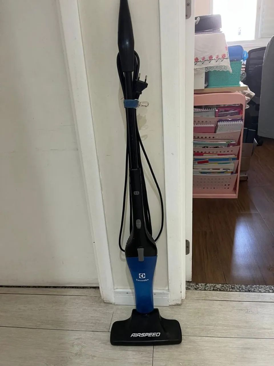 Aspirador vertical Electrolux STK01 220V usado em bom estado, totalmente funcional. - Foto 2