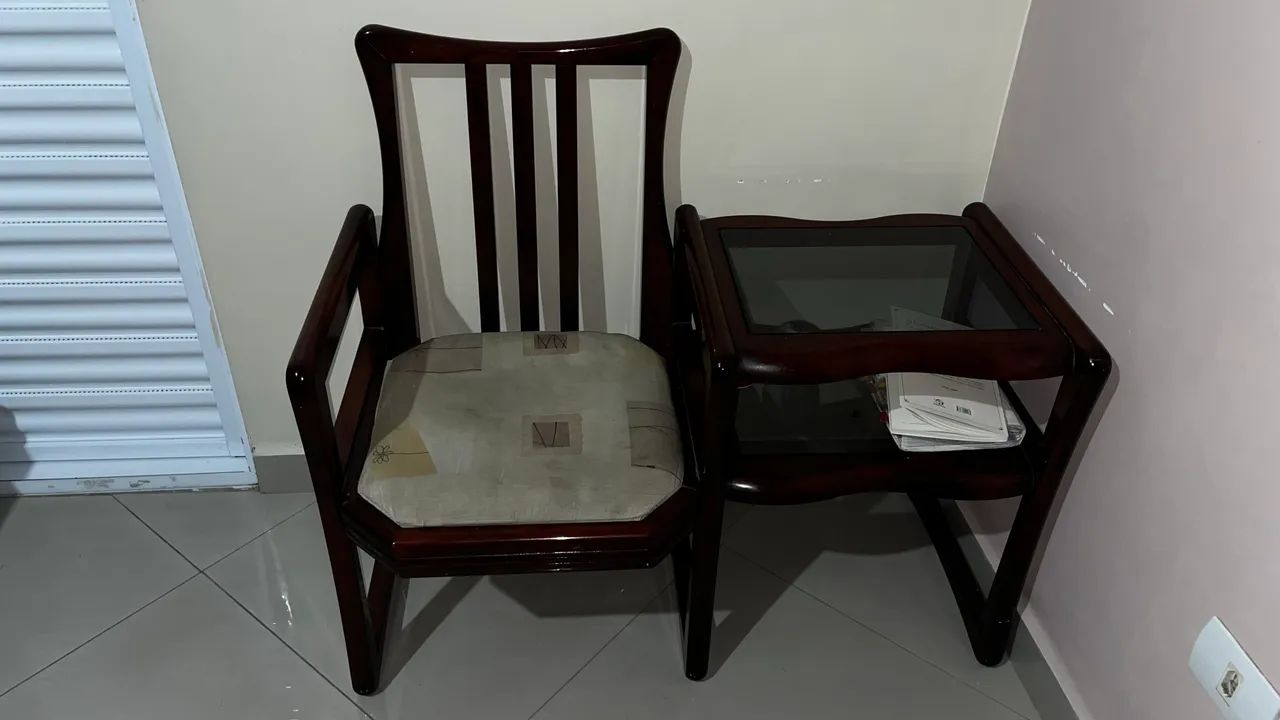 Cadeira antiga de novela com mesa. 