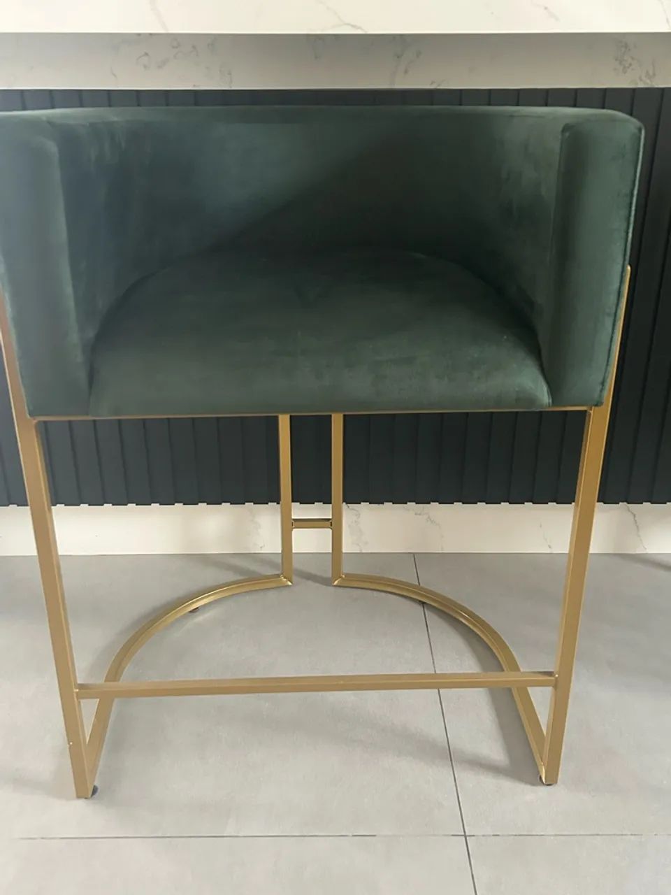 vendo kit com 3 banquetas dourada com verde musgo  - Foto 2