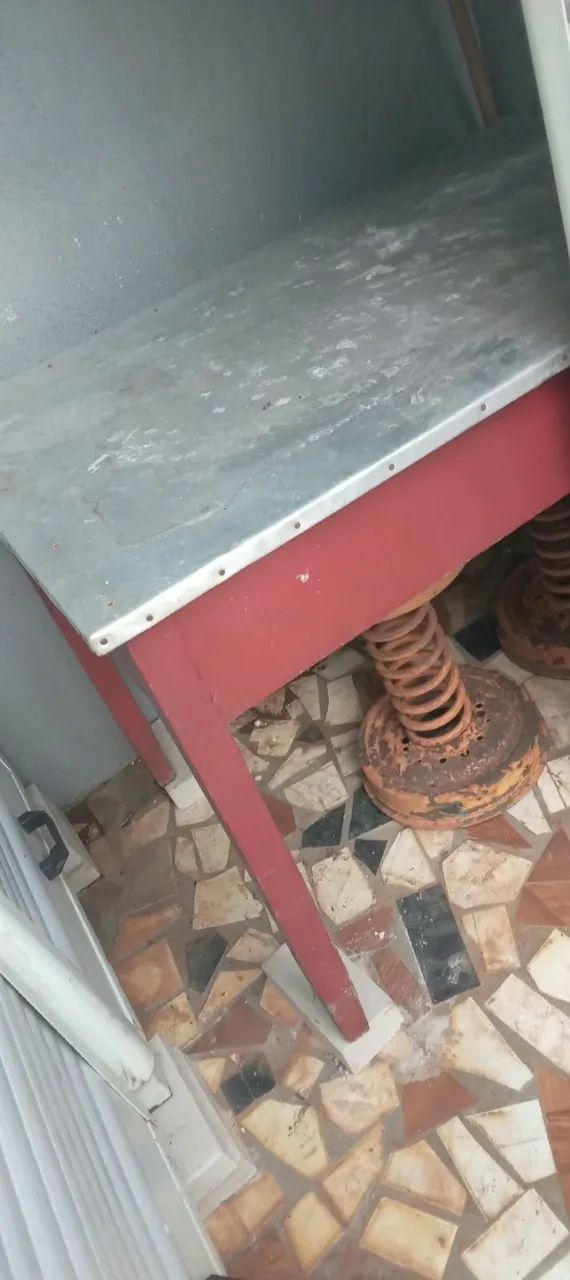 mesa de madeira com tampo de inox antiga - Foto 2
