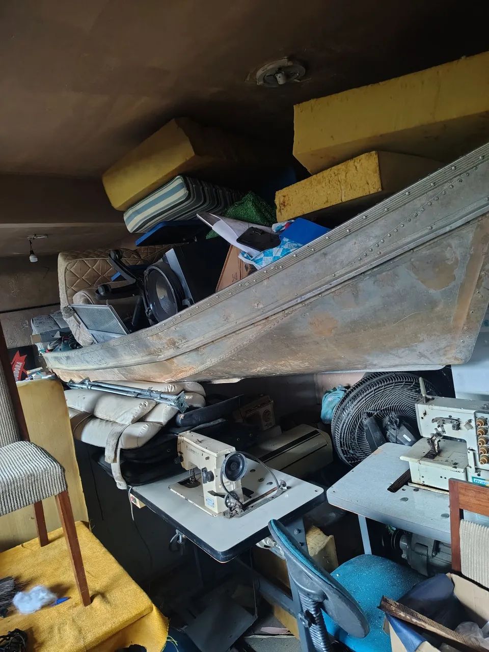 Vendo motor rabeta 10hp Yamaha e canoa 6 metros de alumínio faltando reparos. - Foto 7