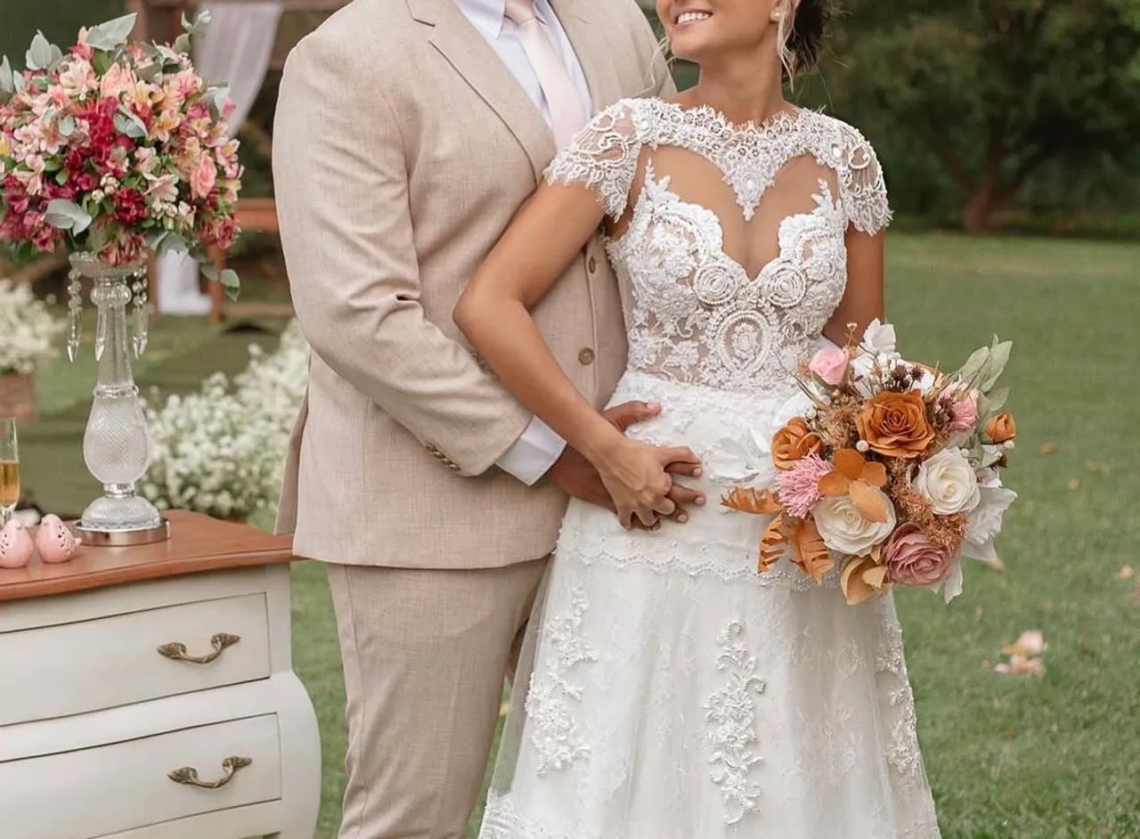 Vestido de noiva, renda chantilly e bordado cor marfim  - Foto 2