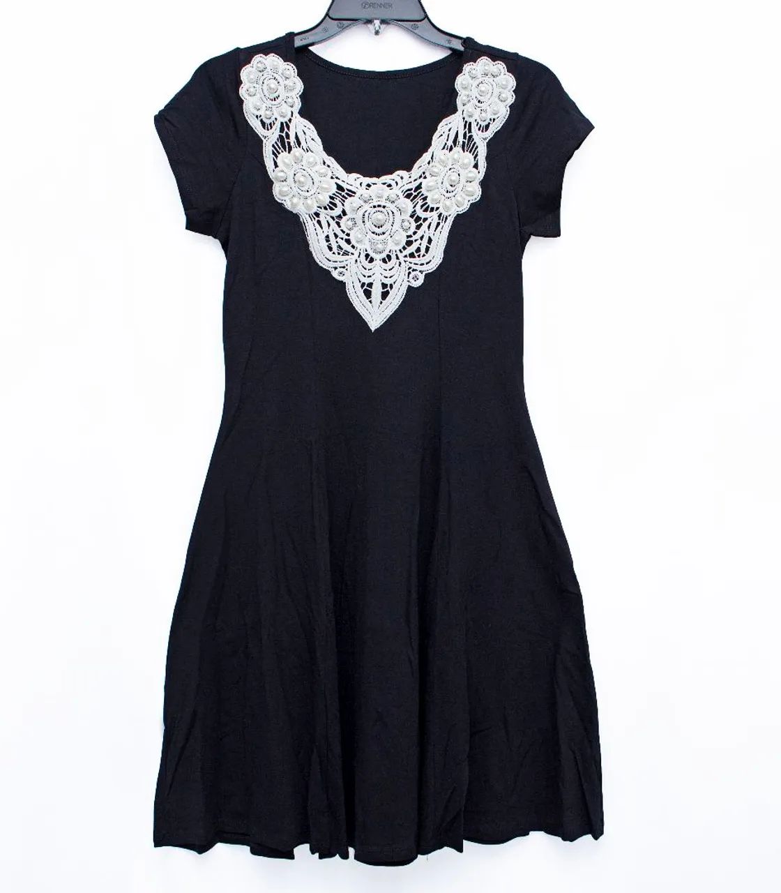 Vestido com detalhe de pérolas no decote
