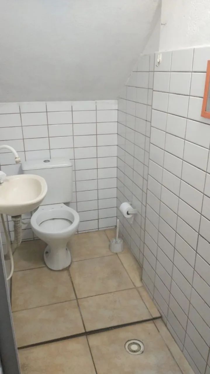Alugo quarto com banheiro pra homens 
