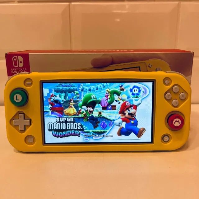 Nintendo Switch Lite - 32Gb e 128Gb MicroSD - Amarelo - Caixa e