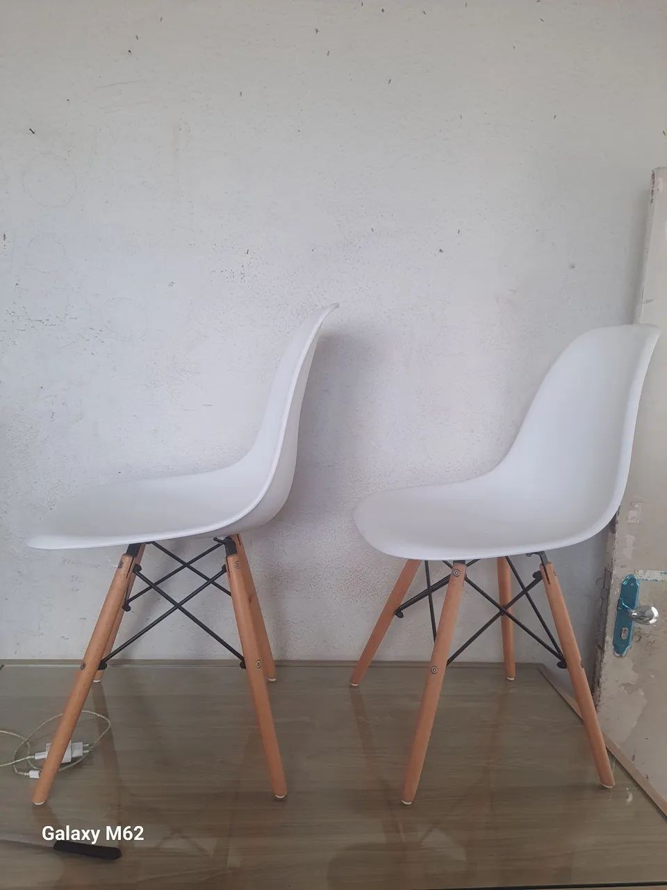  *Vende-se 4 Cadeira Jantar Eames Eiffel Polipropieno bem  nova - Foto 5