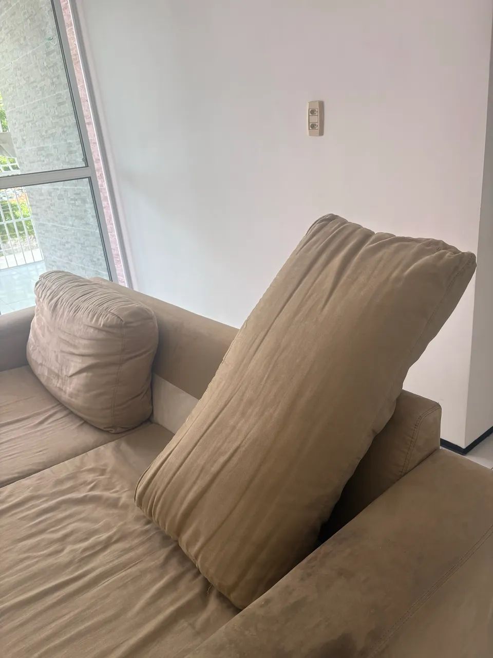 Vendo sofá de 3 lugares na cor bergi claro  - Foto 4
