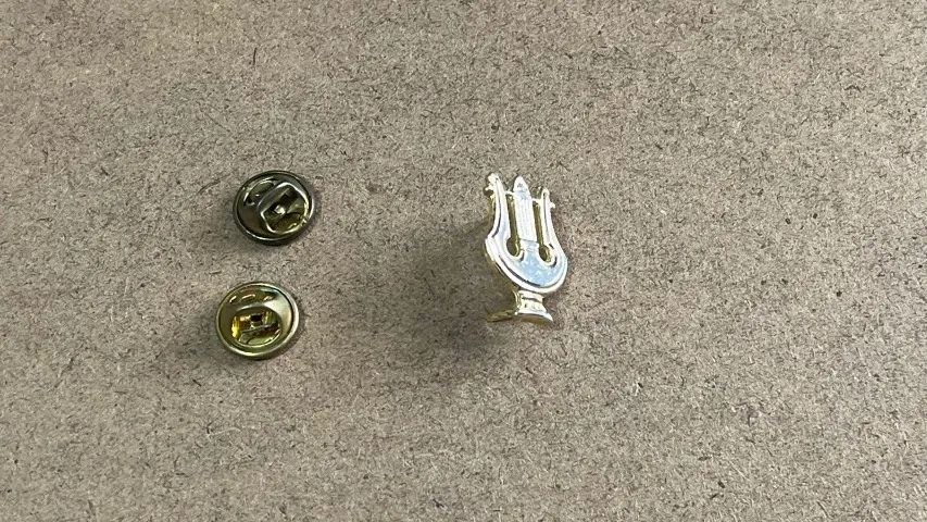 PIN, Botton Músico em metal dourado