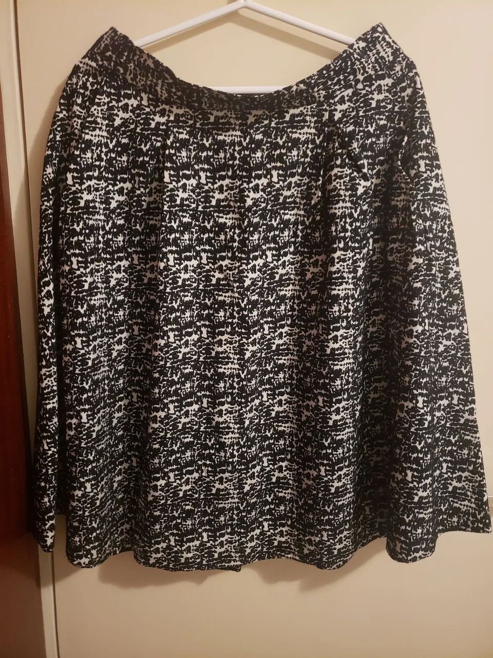Saia h&m estampada preta e branca 38