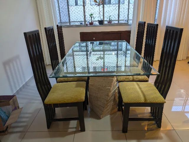 Mesa de jantar retangular de vidro (170x100cm) com pés de marmore e 6 cadeiras de madeira - Foto 5