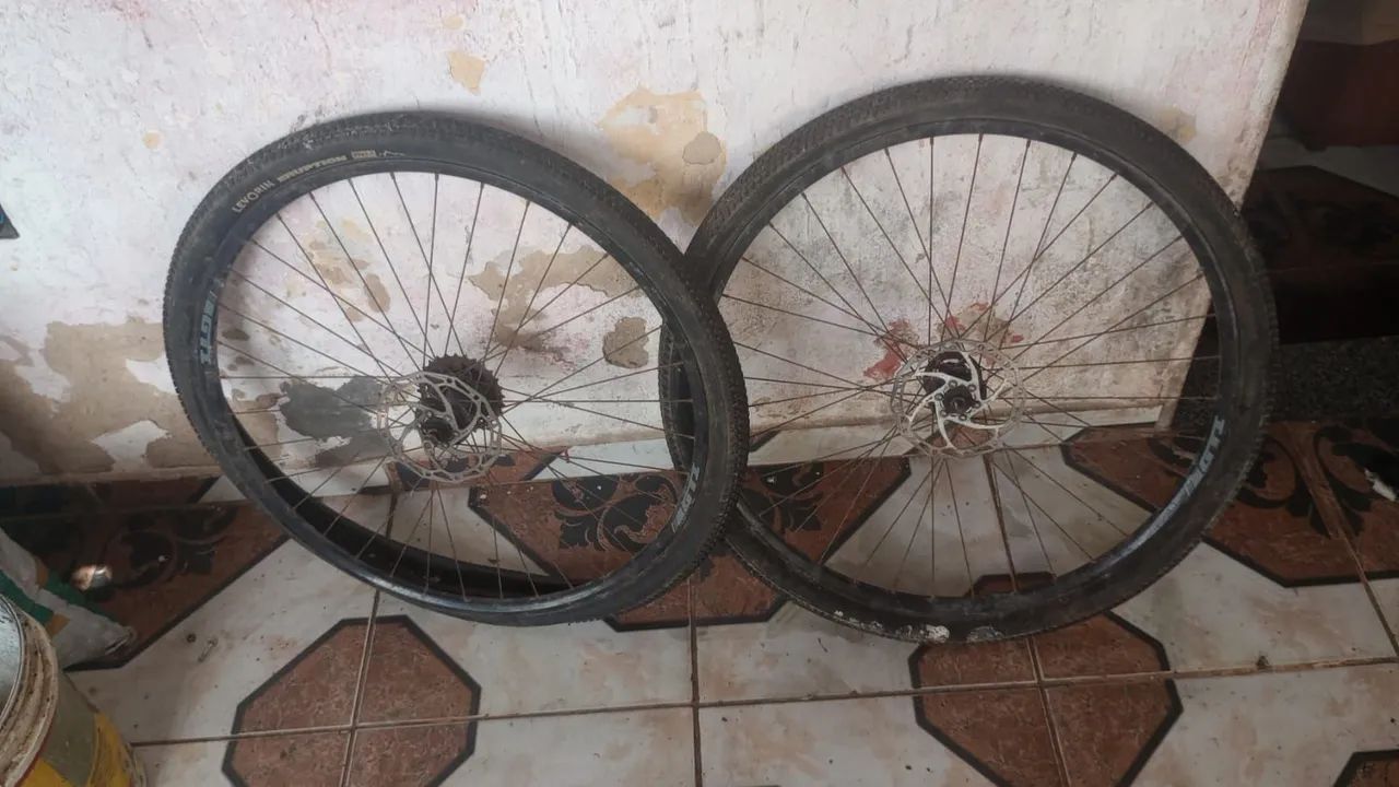 Quadro de bicicleta e dois pneus 