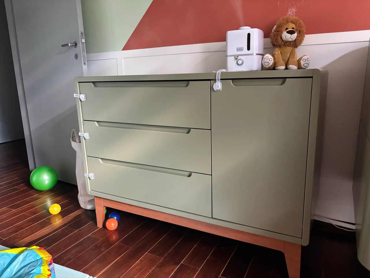 Cômoda Bo com 3 gavetas e Porta Lateral - Verde Cacto e Madeira Jequitibá