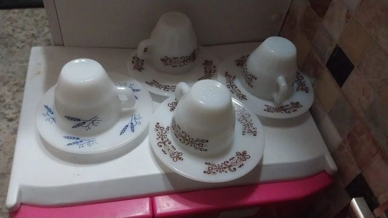 6 Xicaras termo ray e colorex  troco por  lote de bonecas barbies sapatinhos e roupinhas 