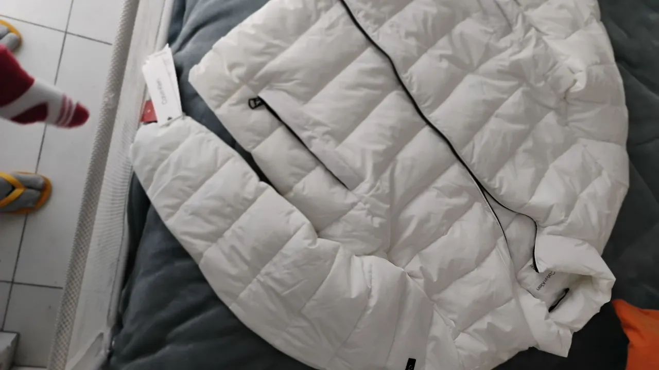 Jaqueta Puffer Calvin Klein branco importada - Foto 4