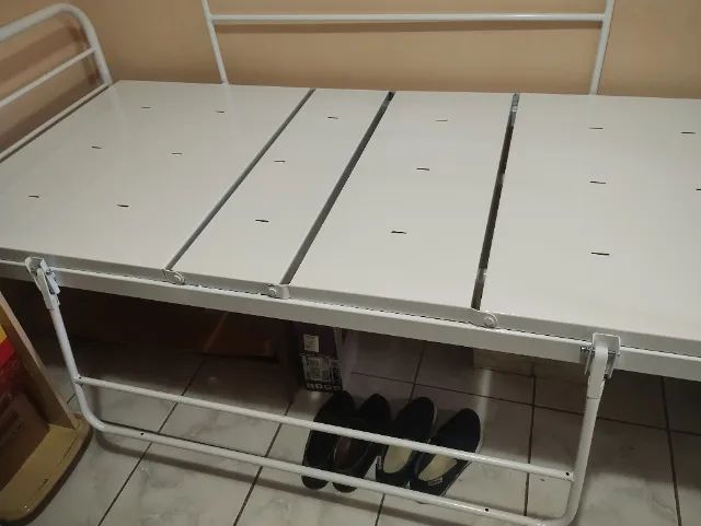 Cama hospitalar com cabeçeira e pés móveis 