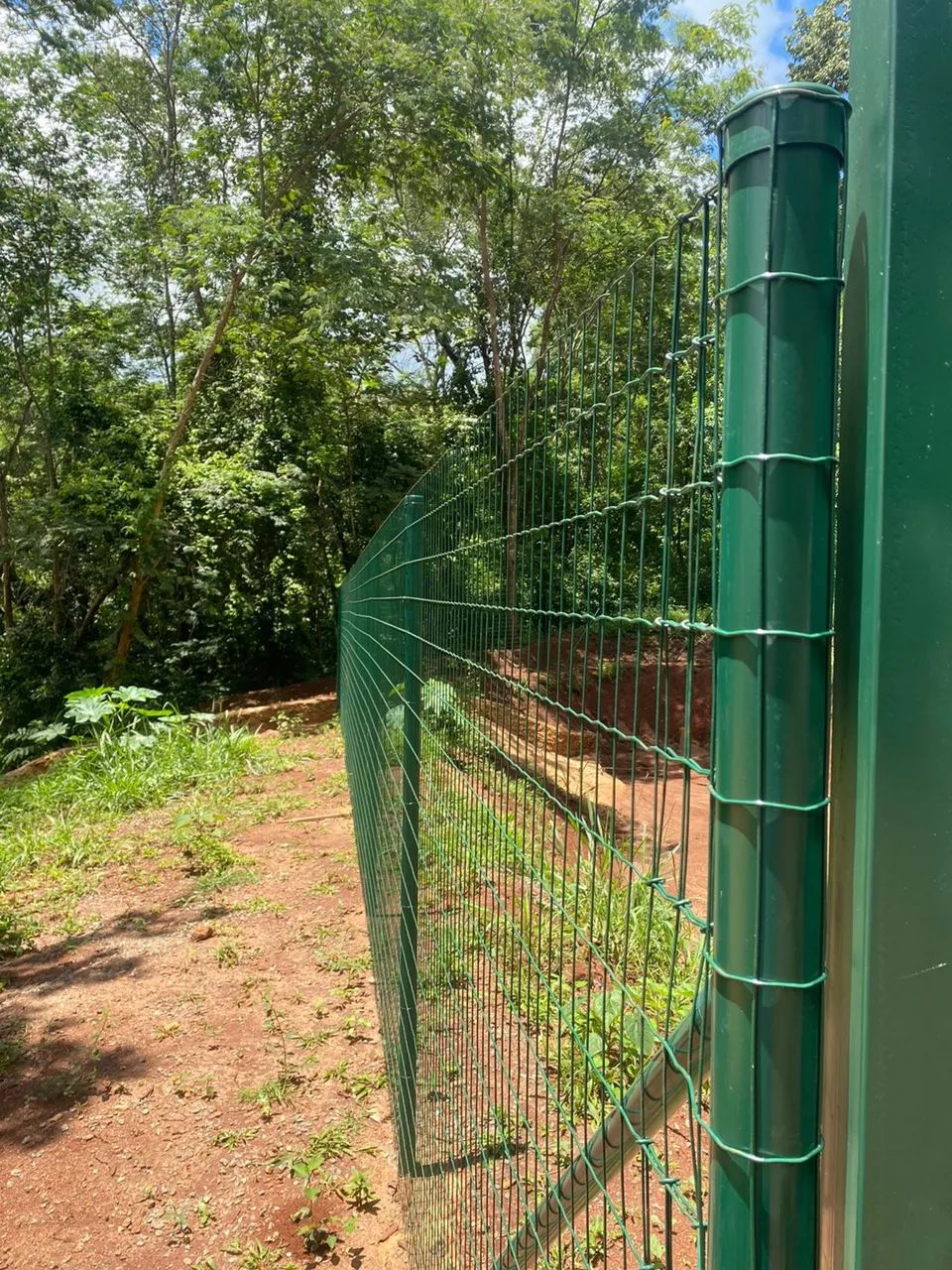 Tela Soldada revestida PVC Verde instalada com postes metálicos  - Foto 2