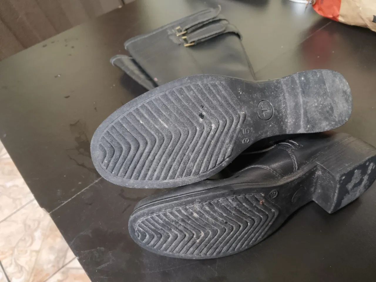 vende se um par de botas feminina - Foto 4