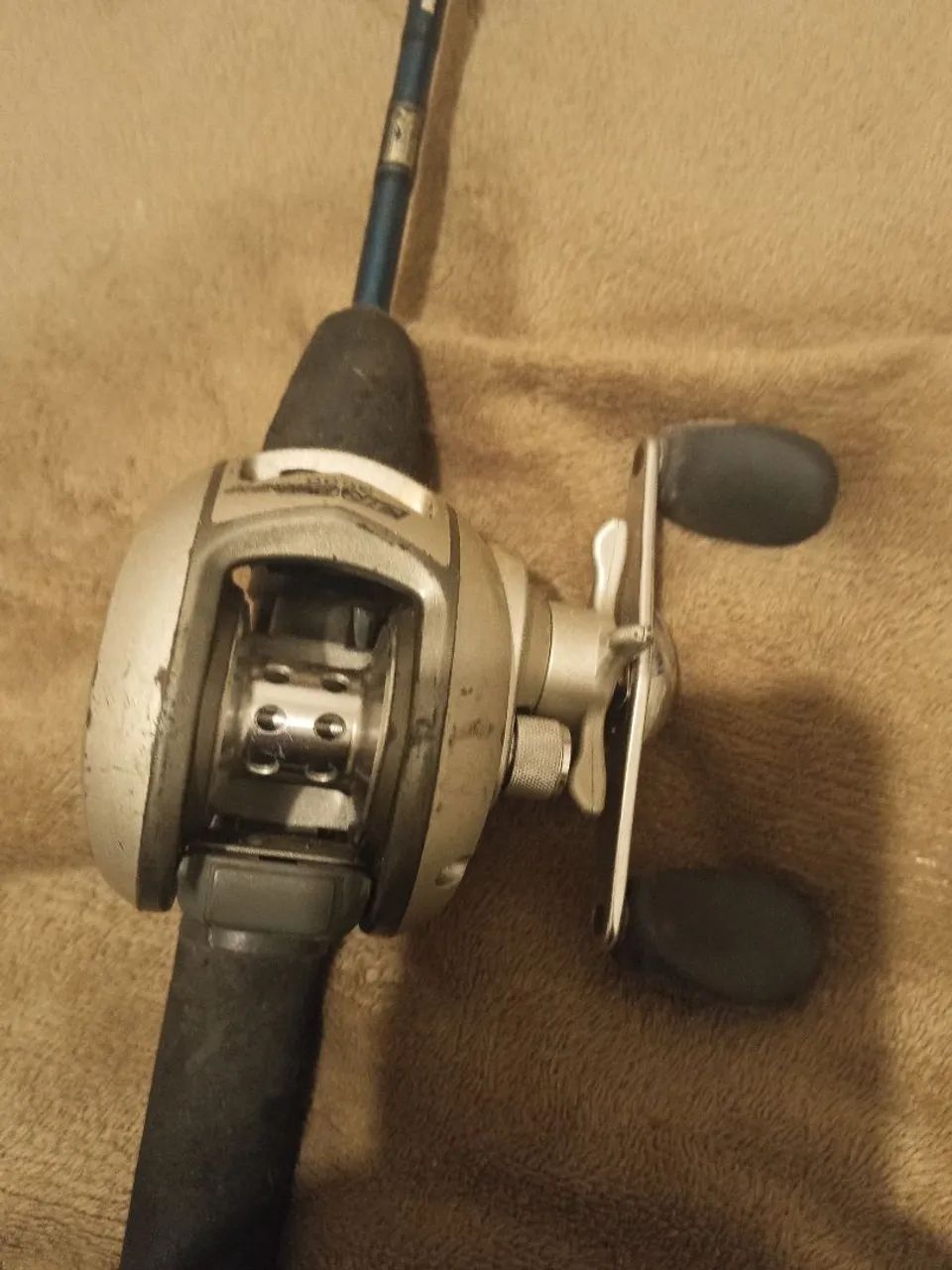 Carretilha e vara de pesca  - Foto 2