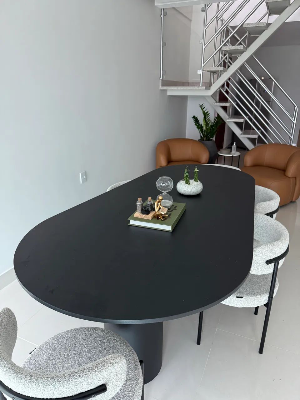 Mesa de jantar laminada com seis cadeiras e para até oito lugares. - Foto 3