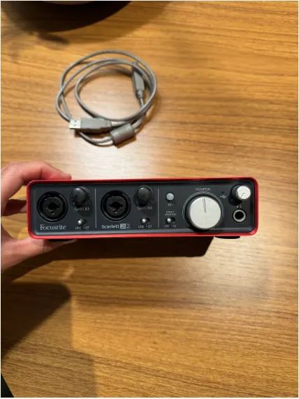 Interface de Áudio Focusrite Scarlett 2I2 2ª