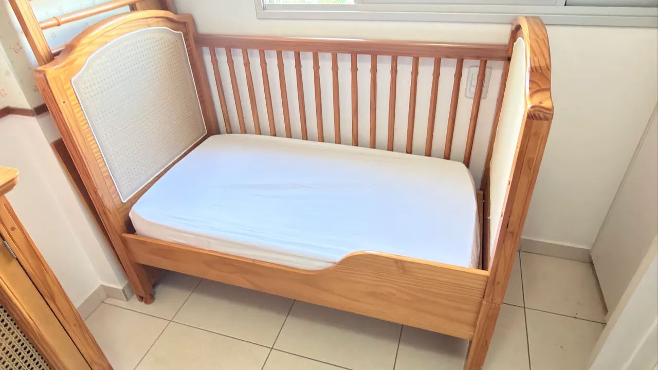 Berço/Cama Infantil em Madeira Maciça - Lindo e Conservado!